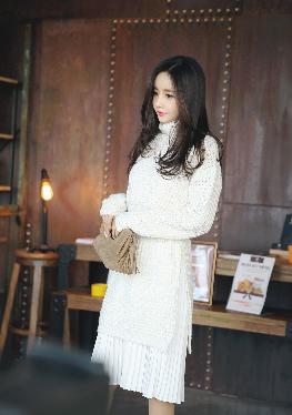 中午妈妈在厨房做饭